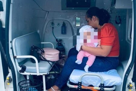 Mãe teve que transportar bebê no colo dentro da ambulância (Foto: Reprodução)