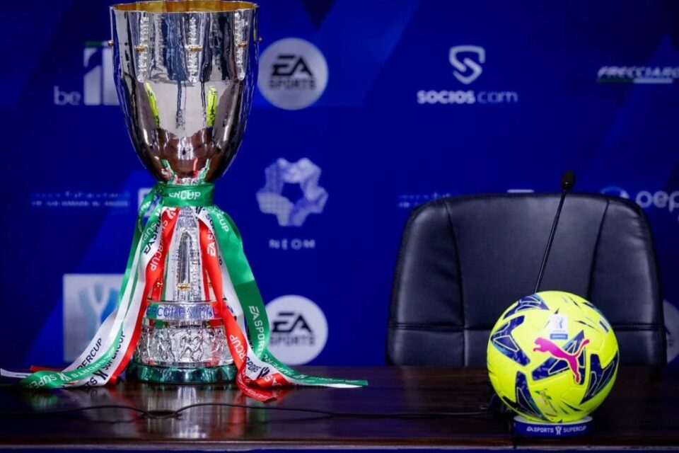 Trofeu e bola da Supercopa da Italia