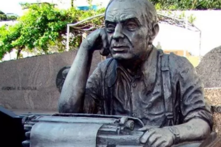 Estátua de Nelson Rodrigues furtada de cemitério no Rio de Janeiro (Foto: Reprodução/Internet)