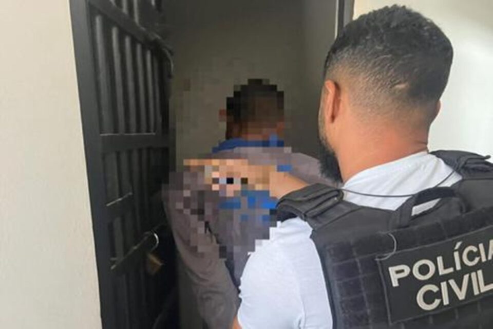Imagem mostra homem que tentou matar o cunhado em Piracanjuba sendo preso.