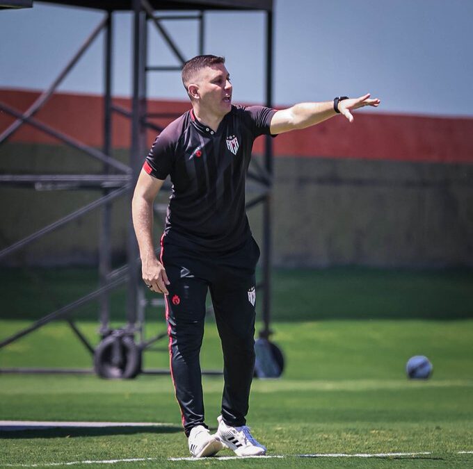 Treinador Allan Santhiago na beira do gramado