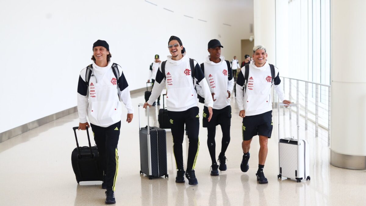 Elenco do Flamengo embarcando para os Estados Unidos
