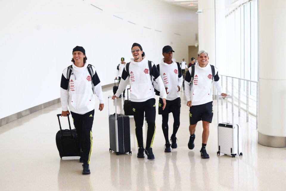 Elenco do Flamengo embarcando para os Estados Unidos
