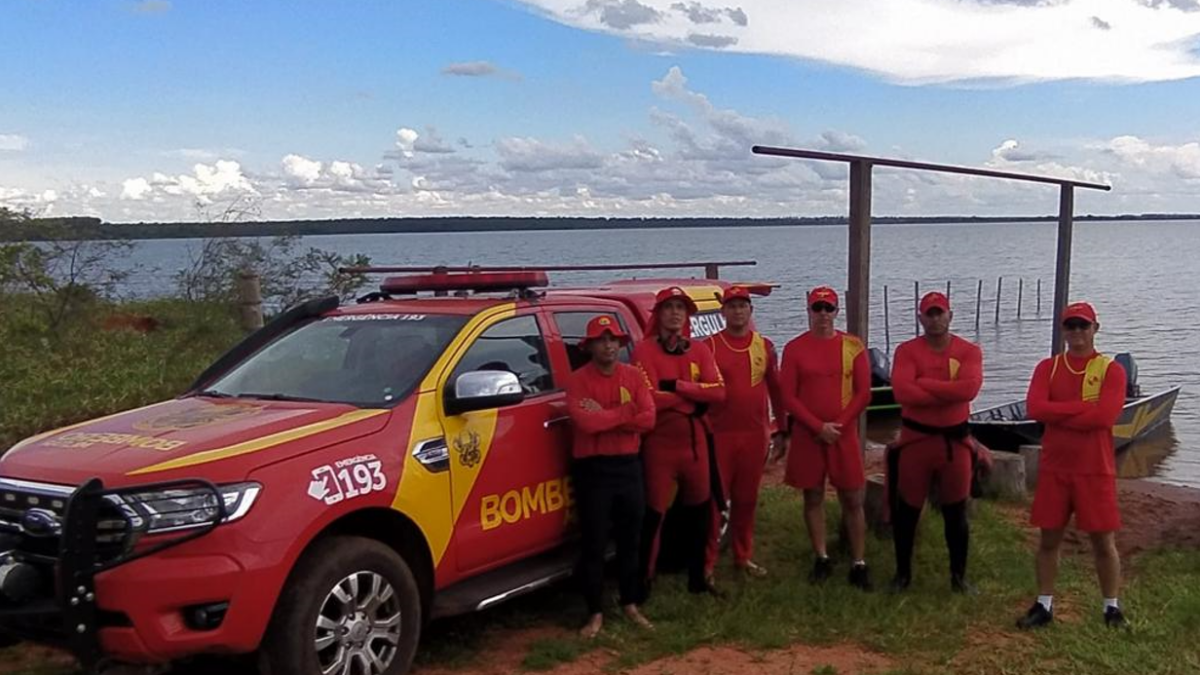 Bombeiros posam para foto às margens do alagado do Rio Verdinho, em Itarumã durante buscas por piloto de canoa que desapareceu no local (Foto: Bombeiros)