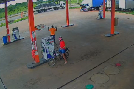Câmera de segurança mostra homem assaltando posto de combustível em Senador Canedo (Foto: Reprodução/GCM)