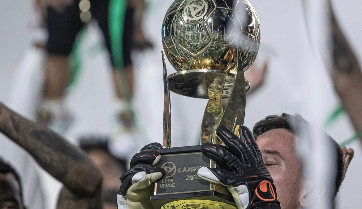 Troféu da Copa Verde, conquistada pelo Goiás em 2023