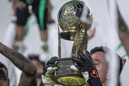 Troféu da Copa Verde, conquistada pelo Goiás em 2023