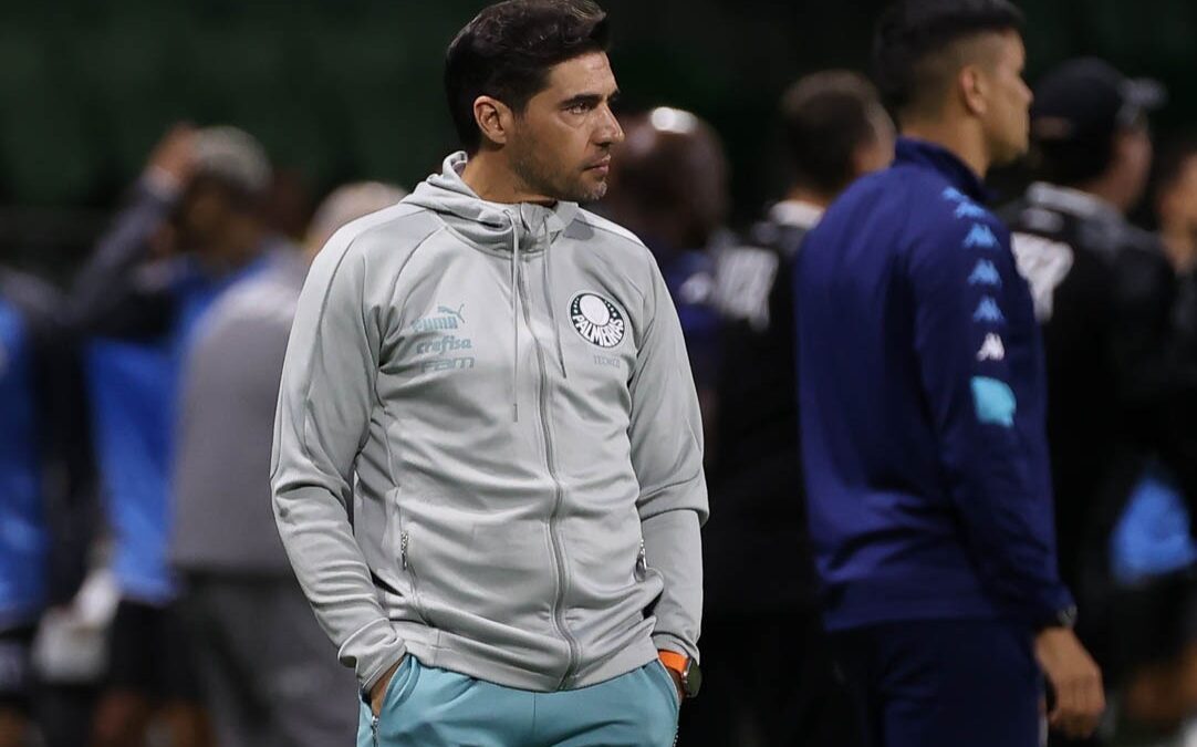 Abel Ferreira observando o jogo na beira do gramado