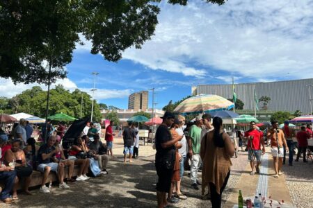 "Tomara que não chova, mas Carnaval com chuva a gente também se diverte", diz foliã na Praça Cívica