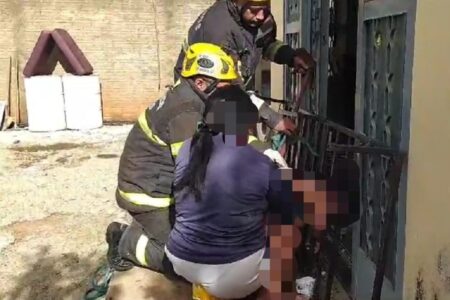 Bombeiros de Caldas Novas socorrem criança de 1 ano que ficou com a cabeça presa em grande