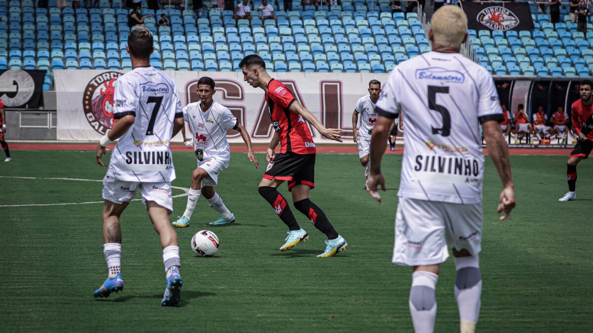Shaylon sendo marcado por jogadores do Goiânia em 2023