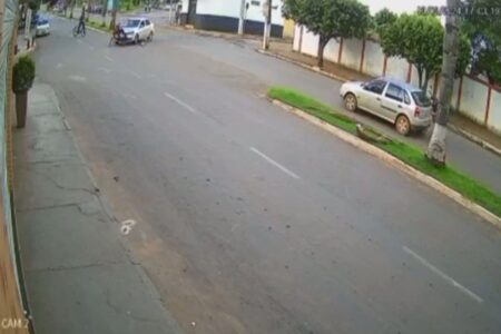 Imagem mostra o momento em que uma mulher e as duas filhas são atropeladas em Petrolina de Goiás.