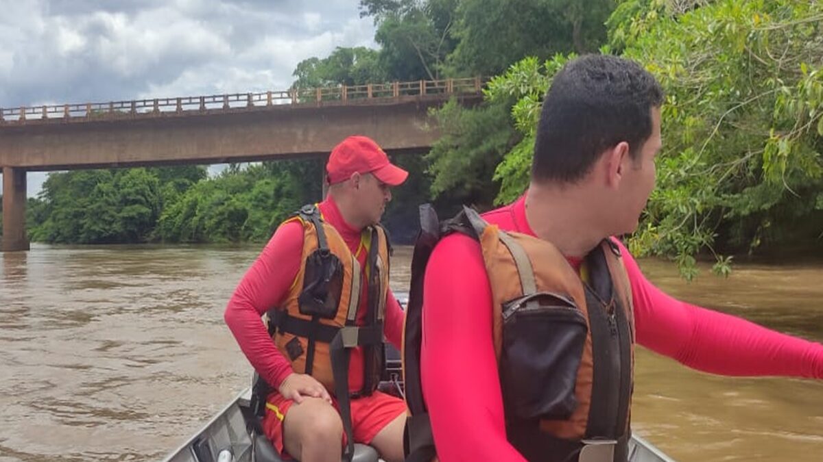 Imagem mostra bombeiros procurando o corpo do motociclista que morreu após cair de ponte na BR-452, em Goiás.