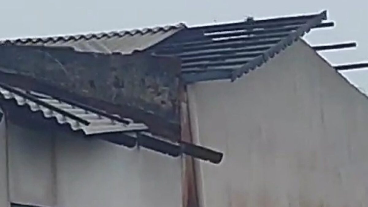 Imagem mostra como ficou o telhado do CMEI de Goiânia após estragos causados pela chuva.