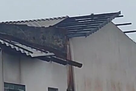 Imagem mostra como ficou o telhado do CMEI de Goiânia após estragos causados pela chuva.