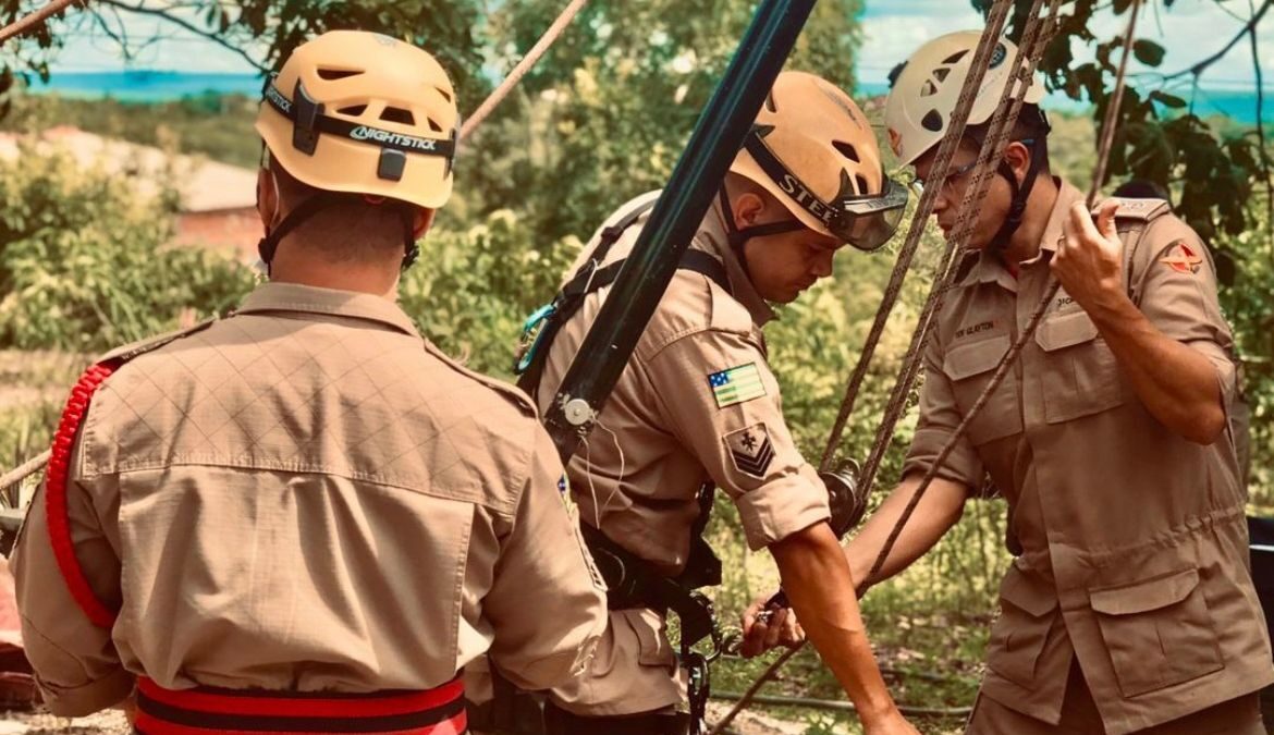 Bombeiros usam equipamentos para fazer remoção do corpo (Foto: CBM)