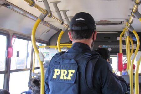 Passageiros de ônibus do DF para Goiás se revoltam com suspeito de "passar a mão" em jovem de 15 anos