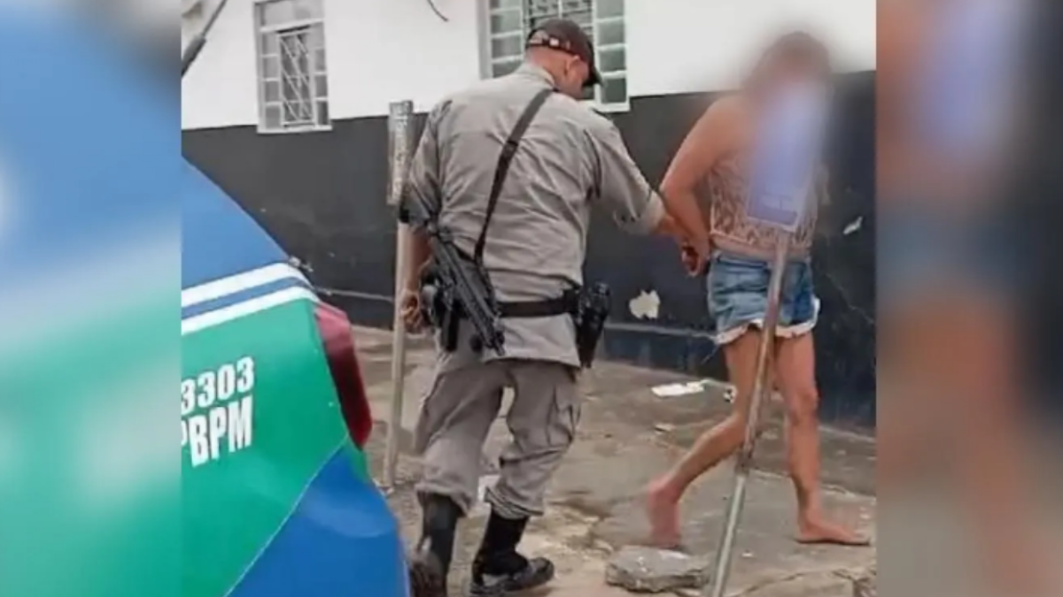 Suspeita de atear fogo em vítima foi detida em flagrante em Professor Jamil (Foto: PMGO)