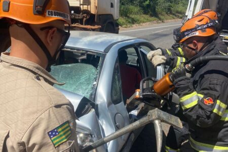 Duas pessoas ficam presas às ferragens após carro bater em caminhão, em Senador Canedo