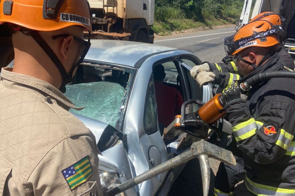 Duas pessoas ficam presas às ferragens após carro bater em caminhão, em Senador Canedo