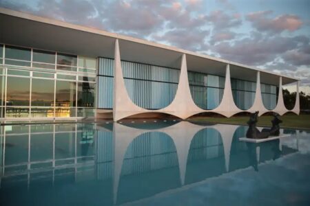 Motorista passa barreira de contenção e tenta invadir Palácio da Alvorada