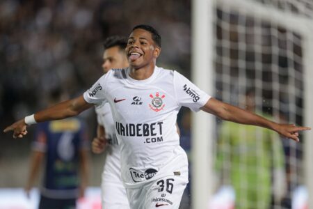 Wesley comemorando gol pelo Corinthians