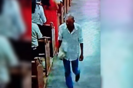 Mulher tem celular furtado enquanto rezava em igreja de Mozarlândia