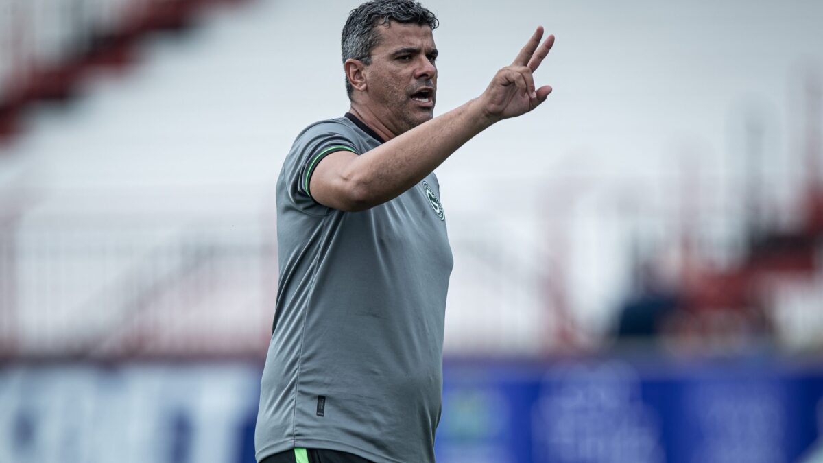 Mário Henrique comandando o Goiás no Accioly