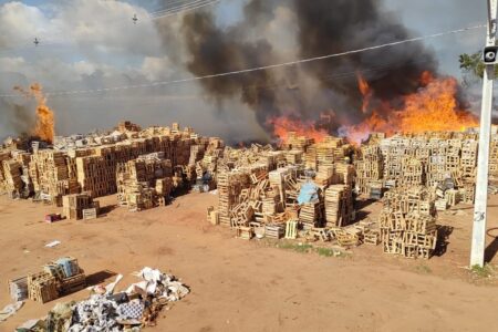 Bombeiros combatem incêndio no Ceasa, em Goiânia