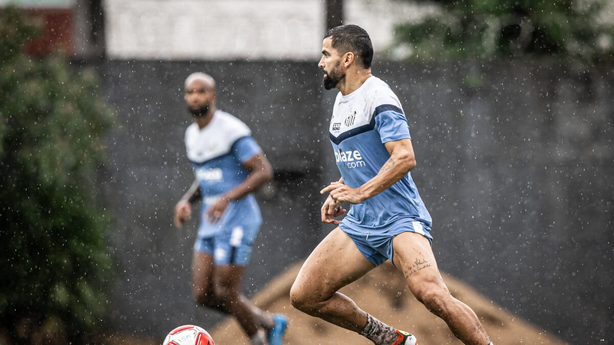 Tomás Rincón treinando pelo Santos no CT Rei Pelé