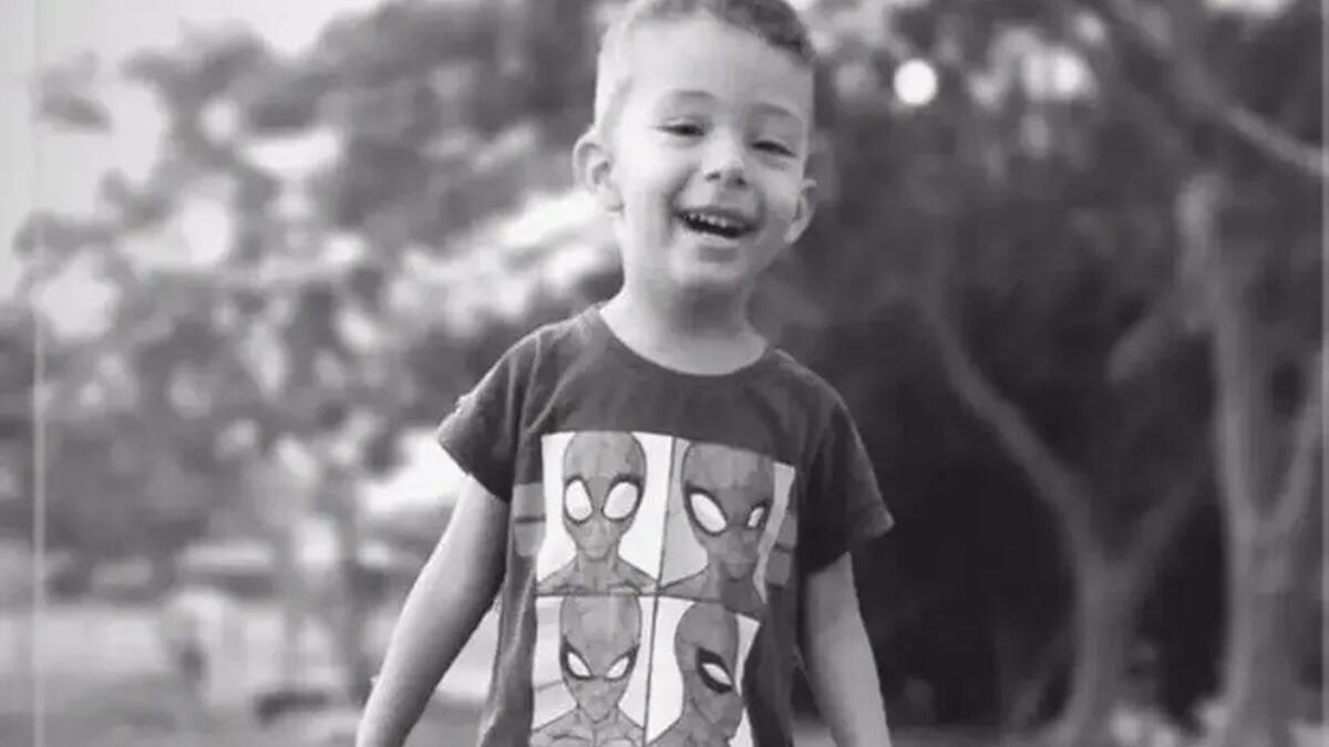 Imagem mostra menino que foi encontrado morto em tanque de peixes sorrindo, vestido com uma camisa do homem aranha.