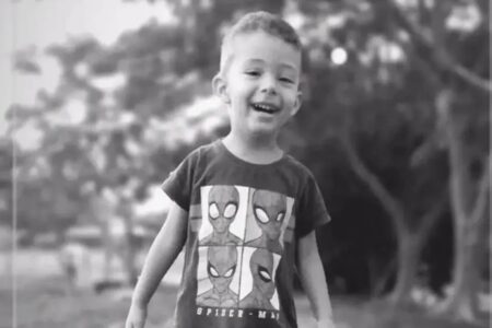 Imagem mostra menino que foi encontrado morto em tanque de peixes sorrindo, vestido com uma camisa do homem aranha.