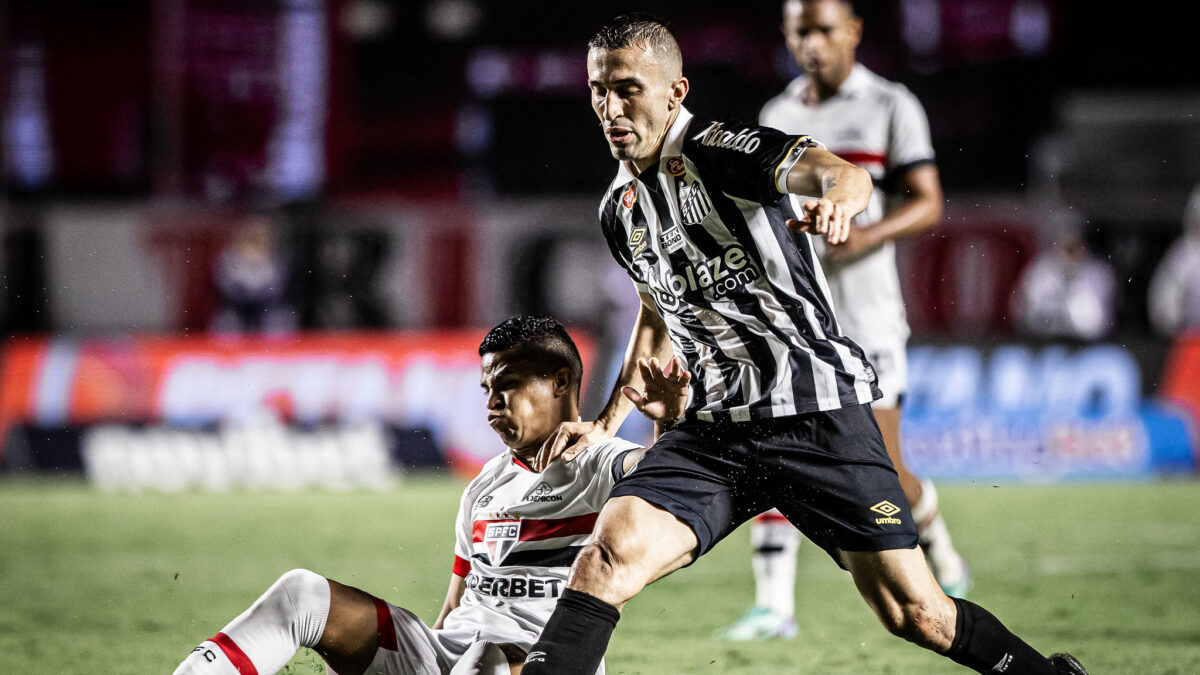 João Schmidt em ação pelo Santos contra o São Paulo