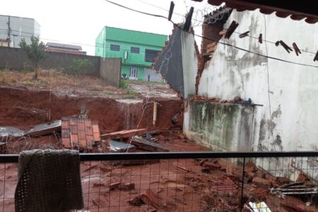 Muro cai, lama invade e deixa casa alagada em Catalão Residência ficou inundada e com diversos danos materiais