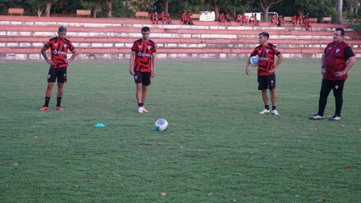 Shaylon treinando cobrança de falta