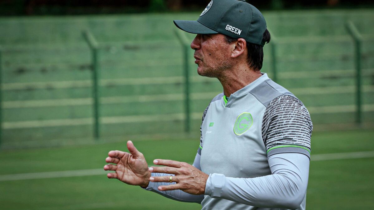 Zé Ricardo orientando os jogadores no treino