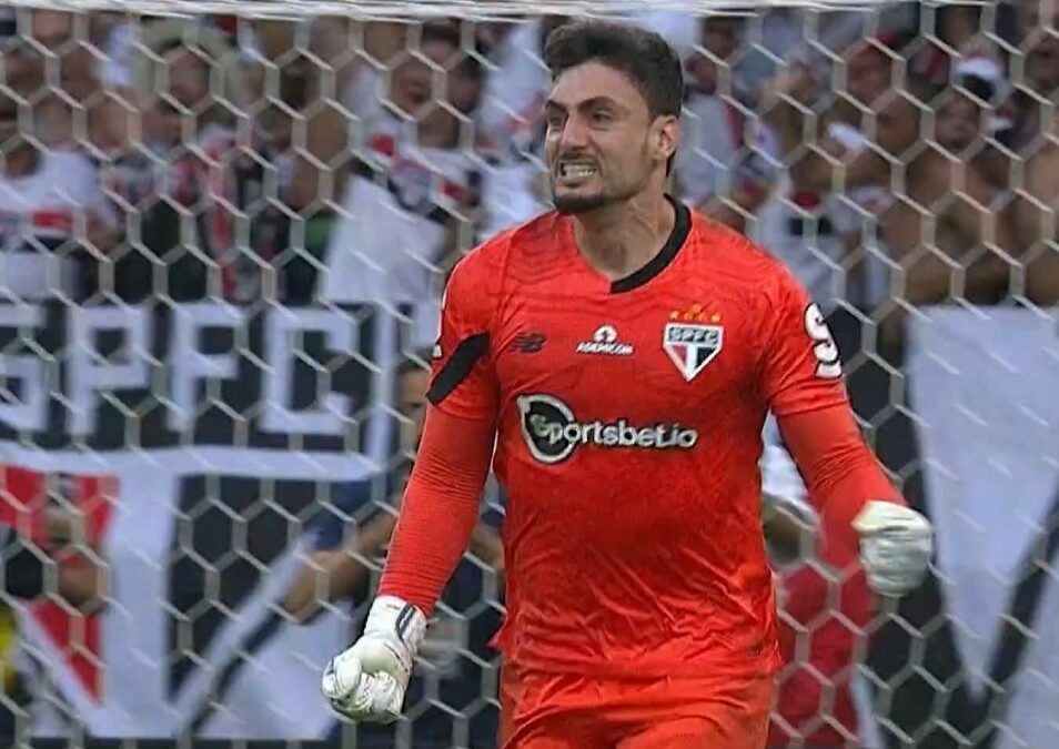 Rafael comemorando após defender o segundo pênalti