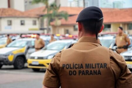 Mulher aperta seio e joga leite materno em policial, no Paraná Ela e o companheiro foram presos com uma arma de fogo