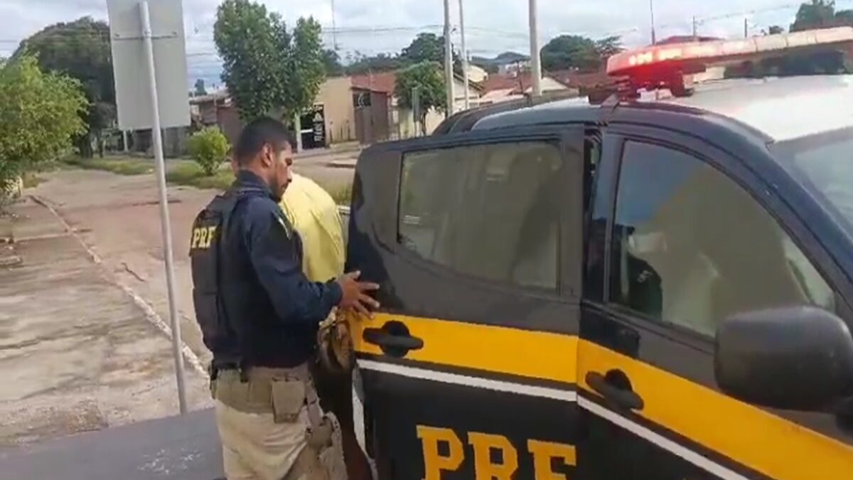 Imagem mostra suspeito de matar policial militar no Pará sendo preso em Goiás.