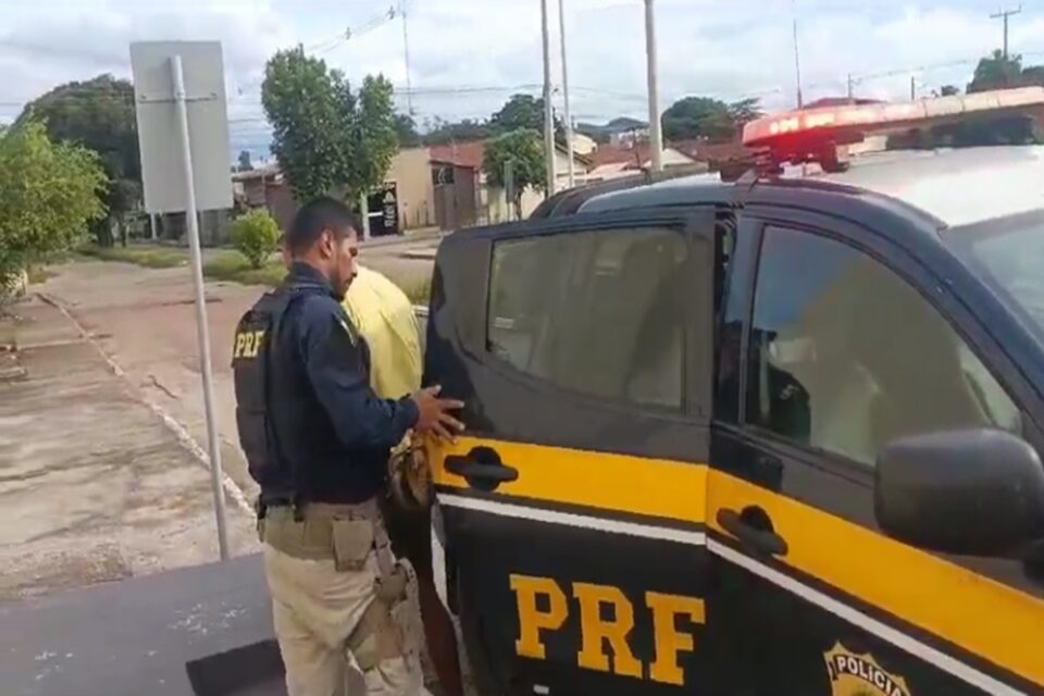 Imagem mostra suspeito de matar policial militar no Pará sendo preso em Goiás.