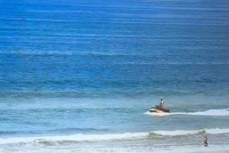 Bombeiro procura turista durante busca realizada nesta sexta-feira (9) - Divulgação/GBMar