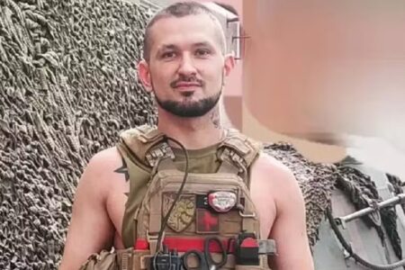 Igreja retira prêmio de soldado ucraniano que lutou contra a Rússia após descobrir que ele é gay Patriarcado de Kiev voltou atrás