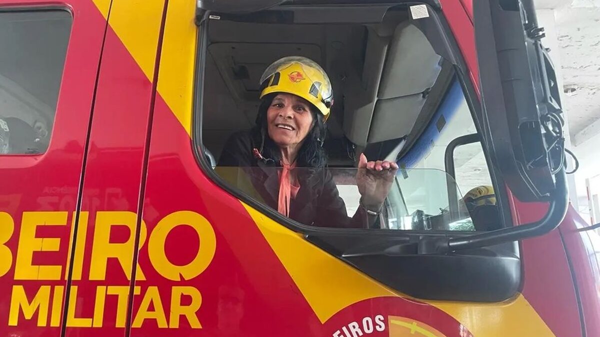 Idosa realiza sonho de ser bombeira por um dia em Goiânia