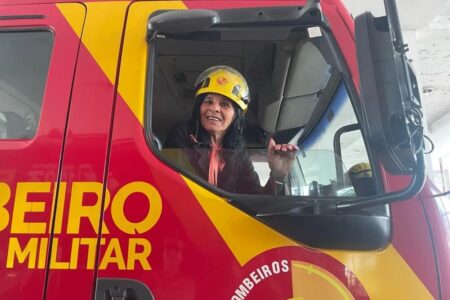 Idosa realiza sonho de ser bombeira por um dia em Goiânia