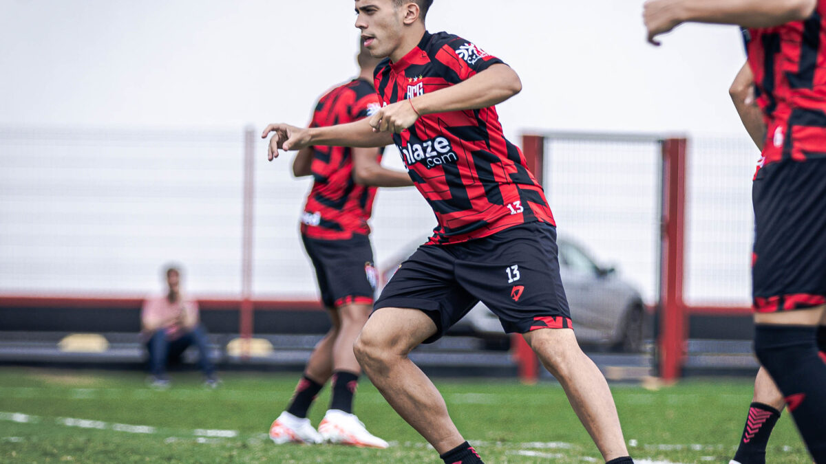 Alejo Cruz aquecendo no CT do Dragão