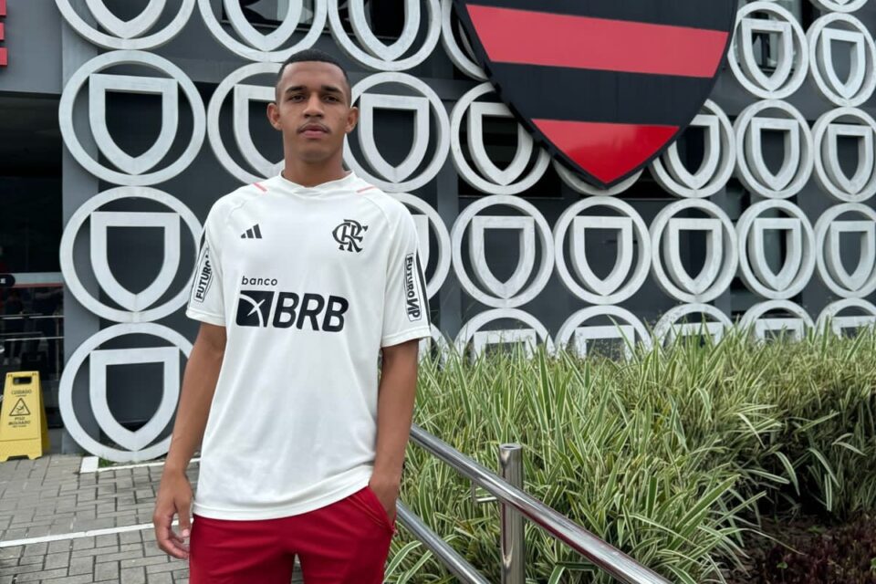 Volante Thiago Medeiros com a camisa do Flamengo