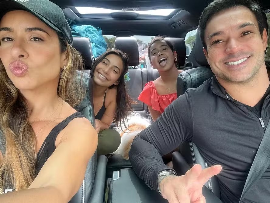 Vanessa Lopes, ex-participante do BBB, surge sorridente em foto com família após desistência do reality