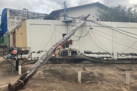 Goiânia: queda de poste deixa residências no Parque Amazônia sem energia