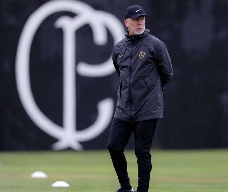 Mano Menezes durante treinamento no Corinthians