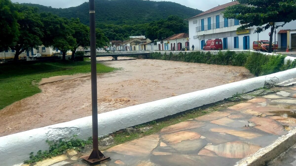 Rio Vermelho, em Goiás, baixa 1 metro, mas cidade tem previsão de chuva